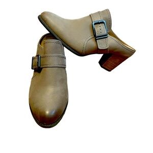 Vionic Cheyenne Heeled Mules Side Buckle Light Taupe Leather Size 10 Women’s